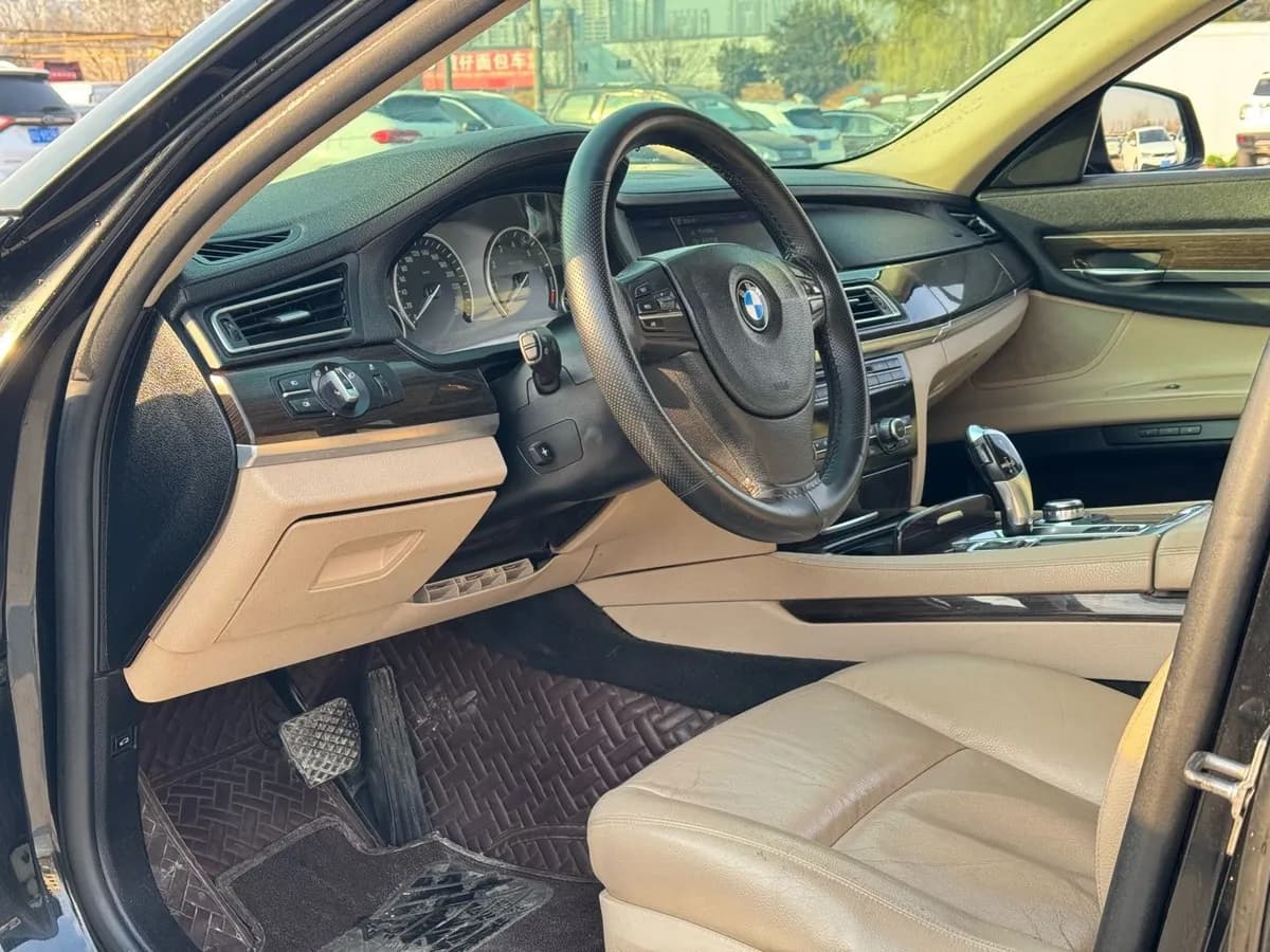 BMW 7 2009 740Li 4