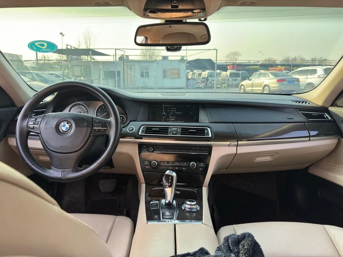 BMW 7 2009 740Li 5