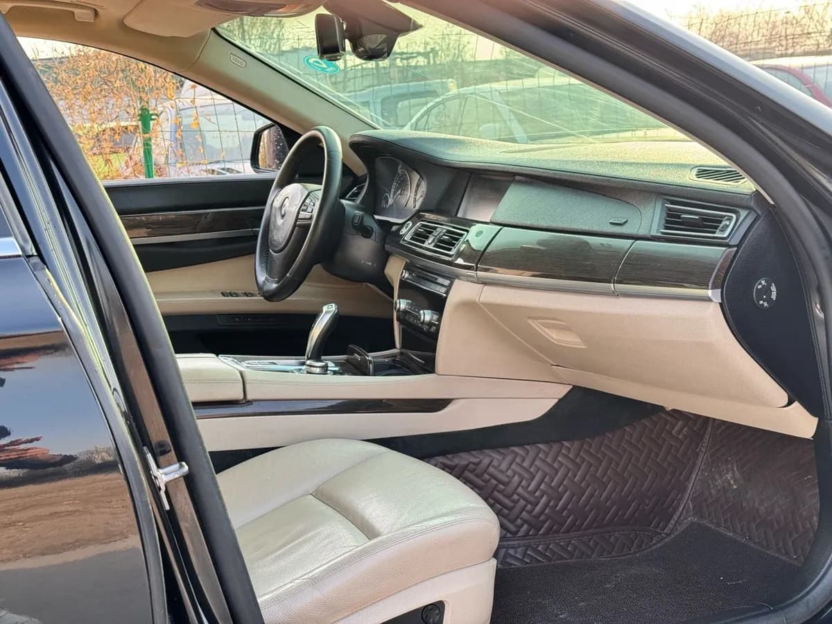BMW 7 2009 740Li 6