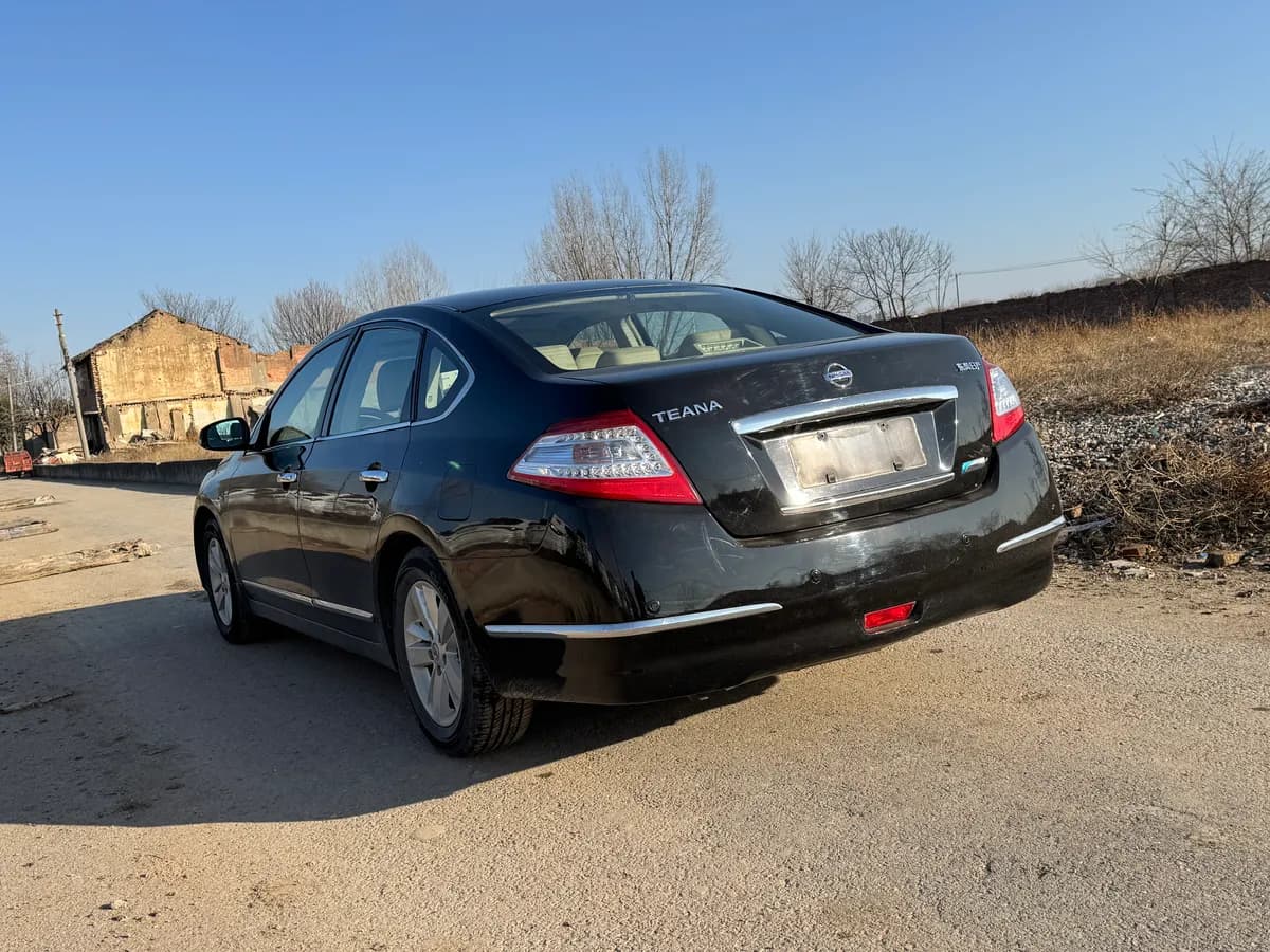 Nissan 2011 2.0L XL 3