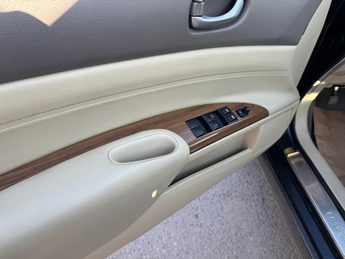 Nissan 2011 2.0L XL 5