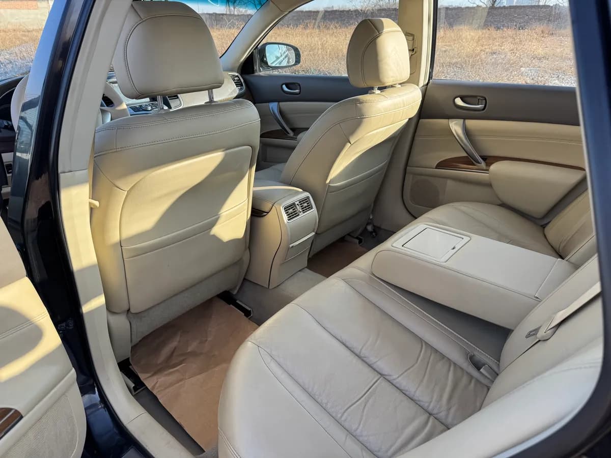 Nissan 2011 2.0L XL 6
