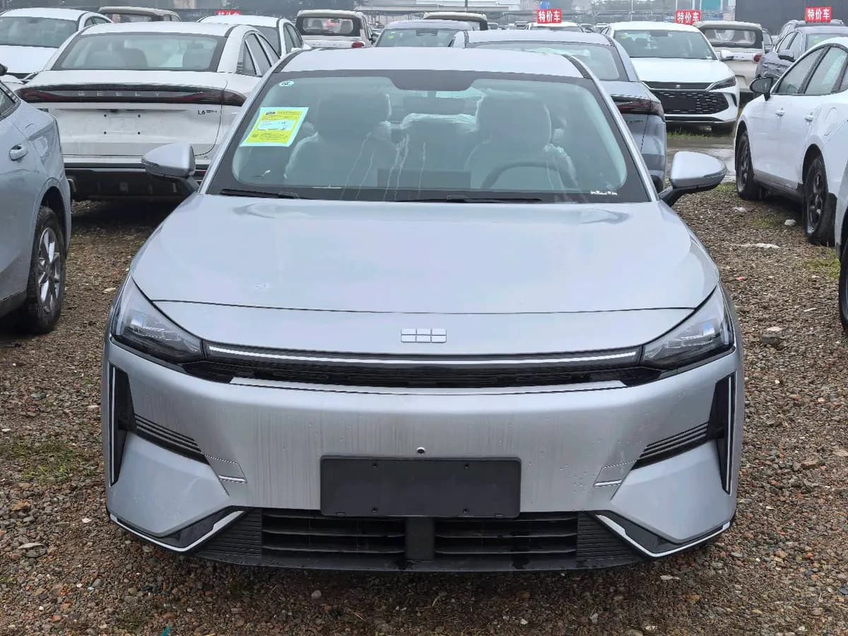 Geely L6 2025 EM-i 60km 2