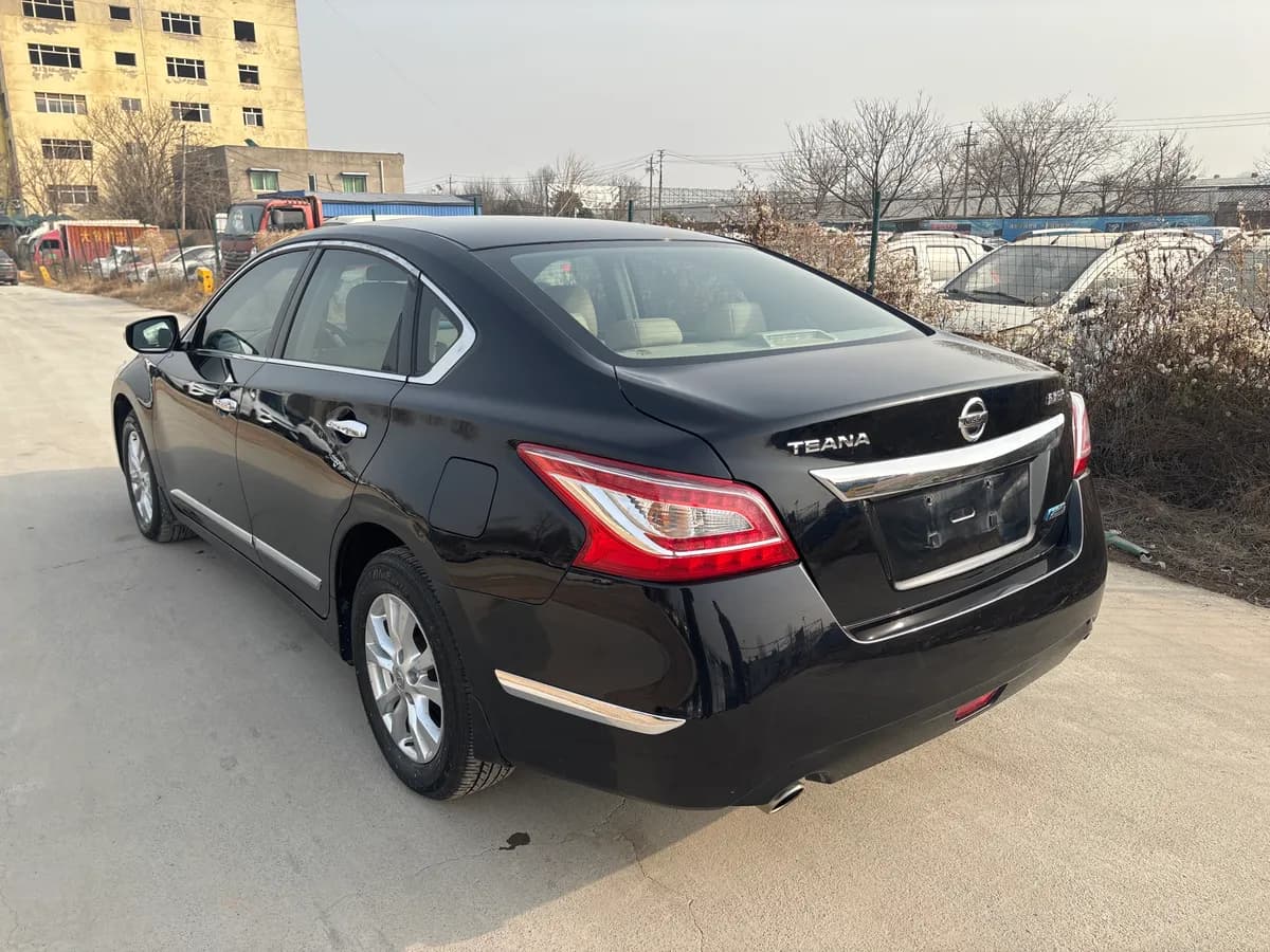 Nissan 2015 2.0L XL-Sporty 4