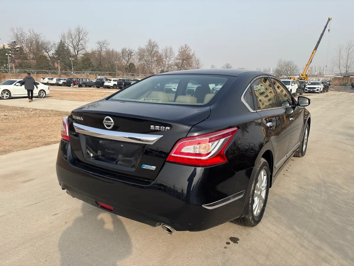Nissan 2015 2.0L XL-Sporty 6