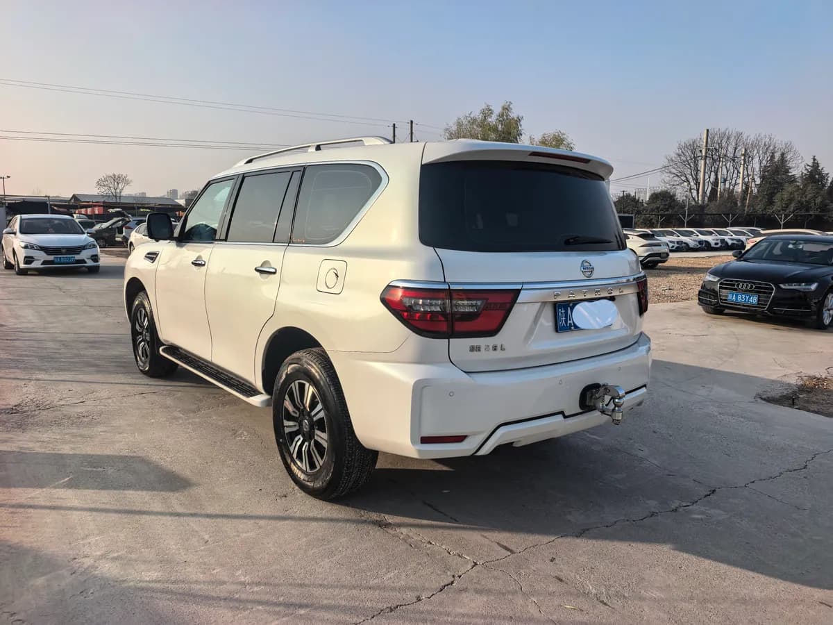 Nissan ( ) 2020 Y62 4.0 XE 7
