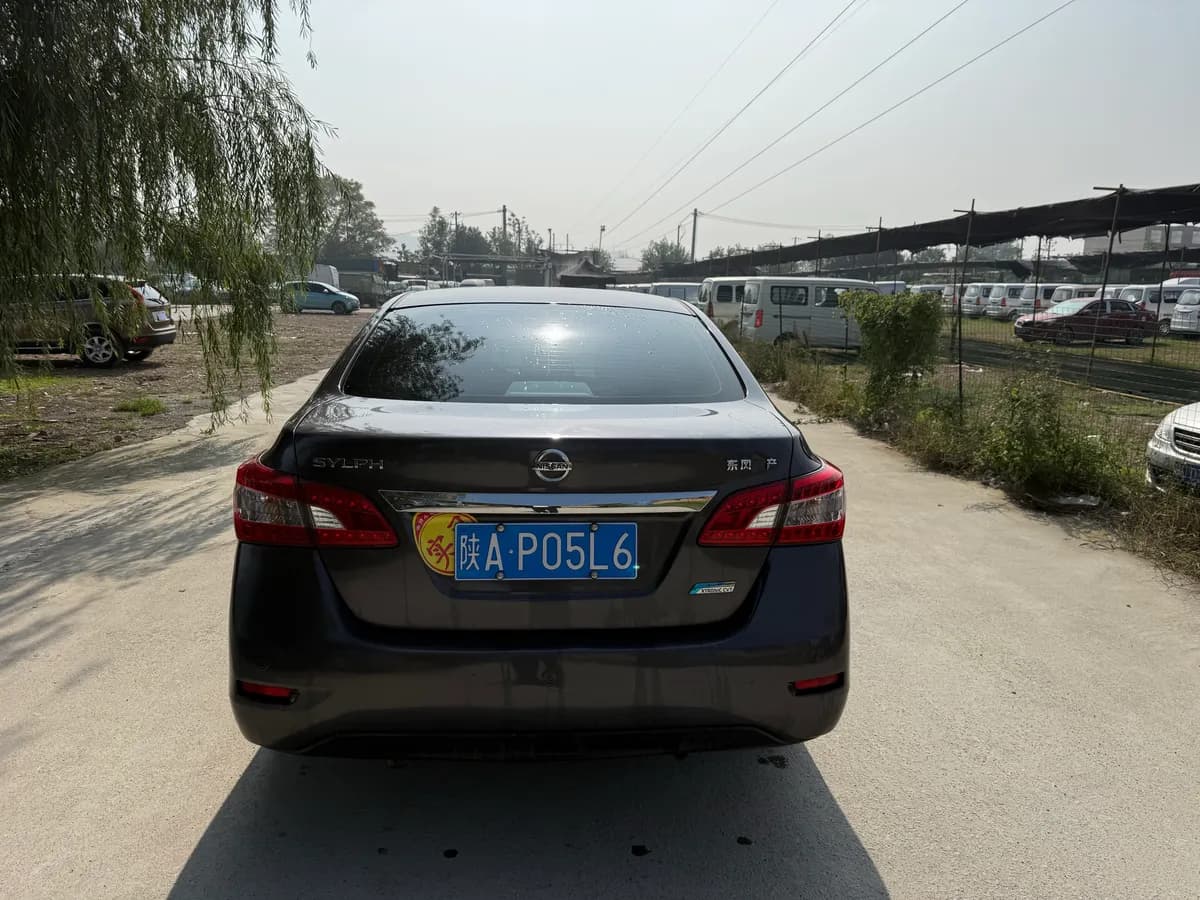 Nissan 2014 1.6XV CVT 4