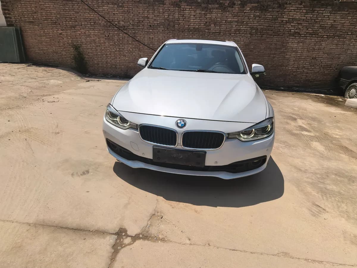 BMW 3 2017 318i 10