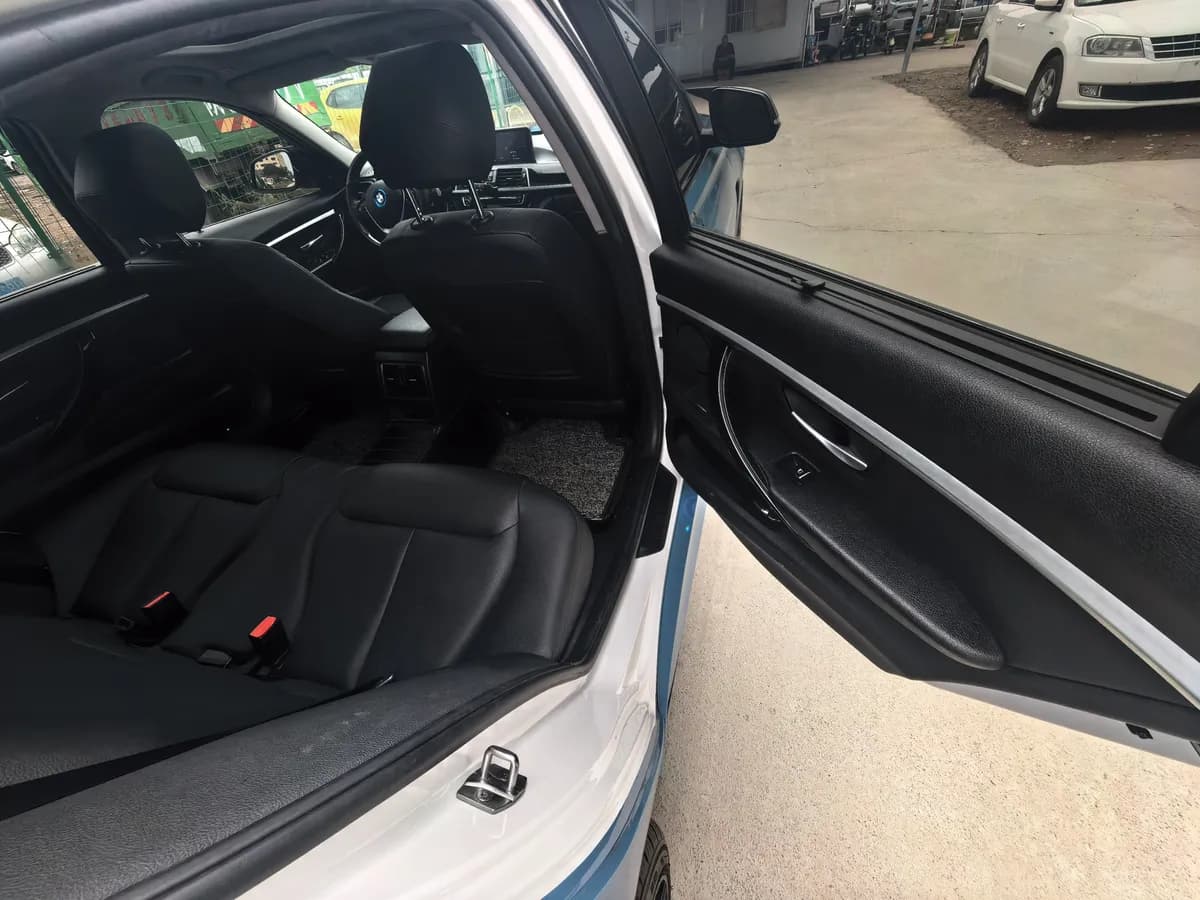 BMW 3 2017 318Li 10