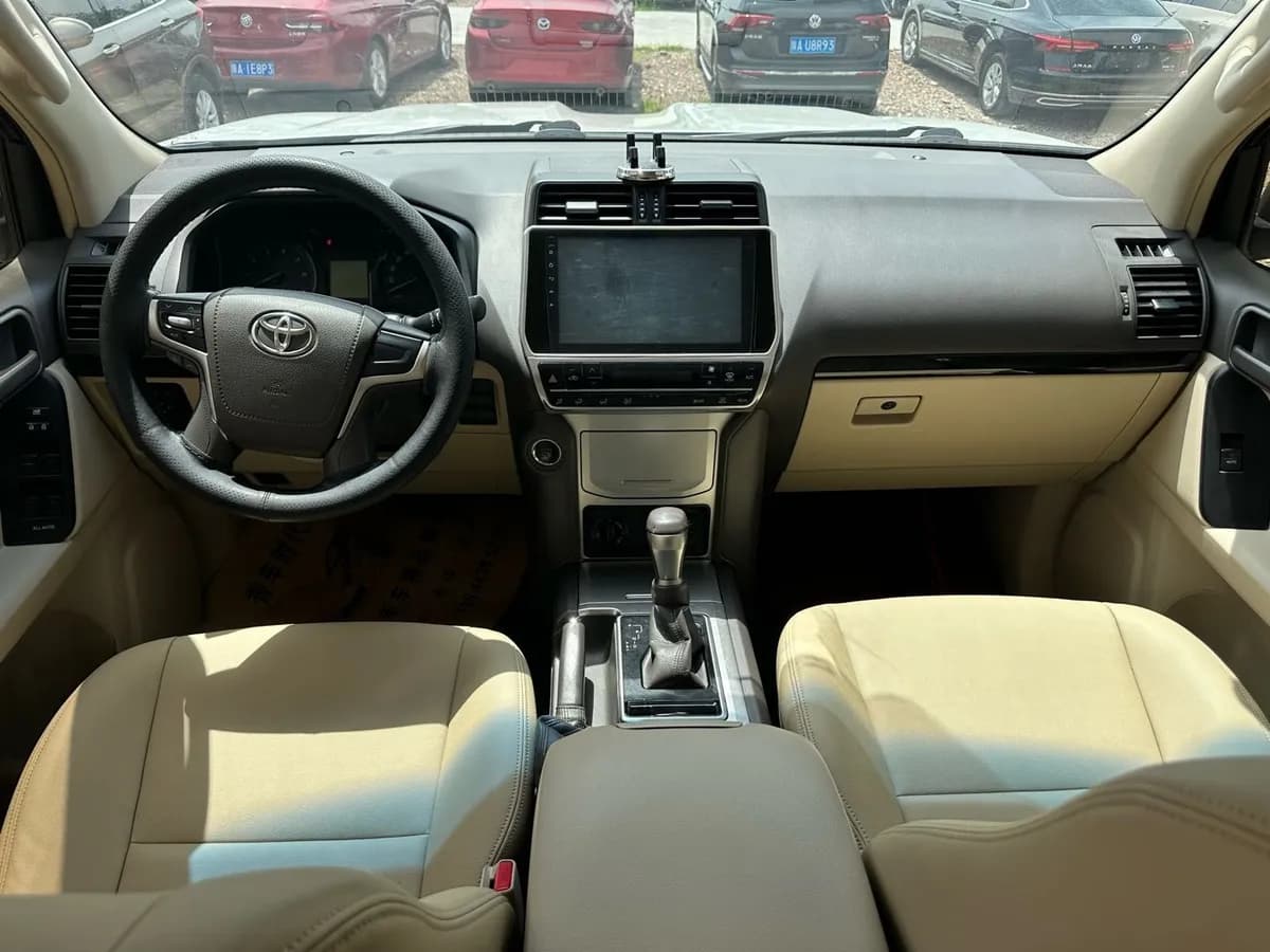 Toyota ( ) 2018 4.0L 7 3