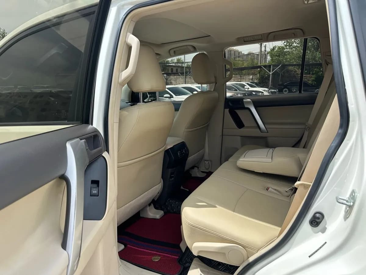 Toyota ( ) 2018 4.0L 7 7