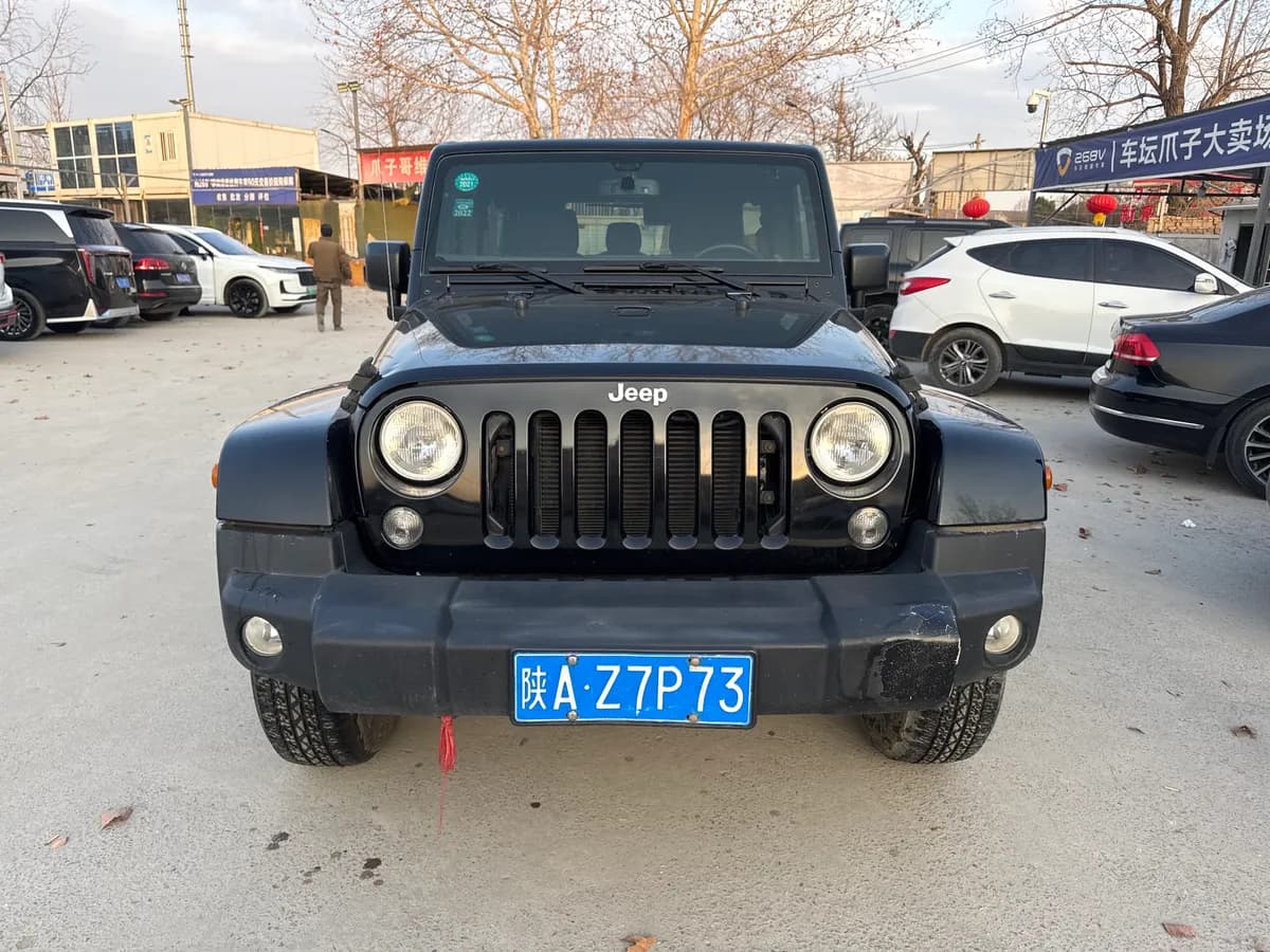 Jeep 2015 3.0L Sahara 8