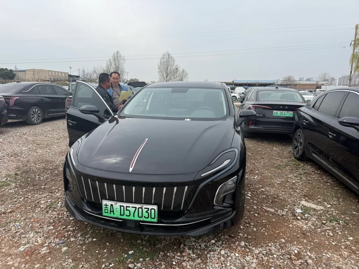 Hongqi E-QM5 2025