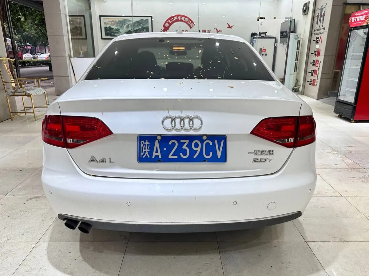 Audi A4L 2011 2.0 TFSI 9