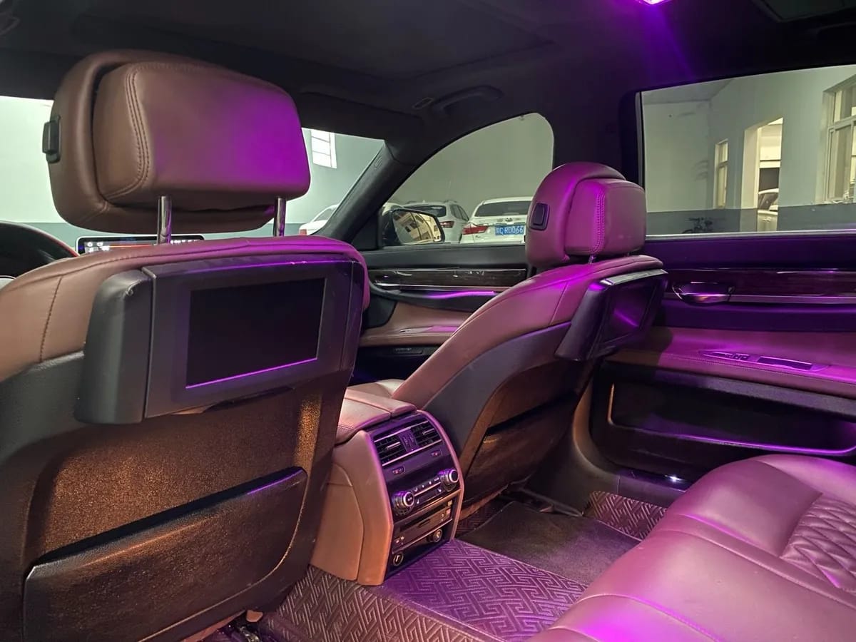 BMW 7 2009 740Li 9
