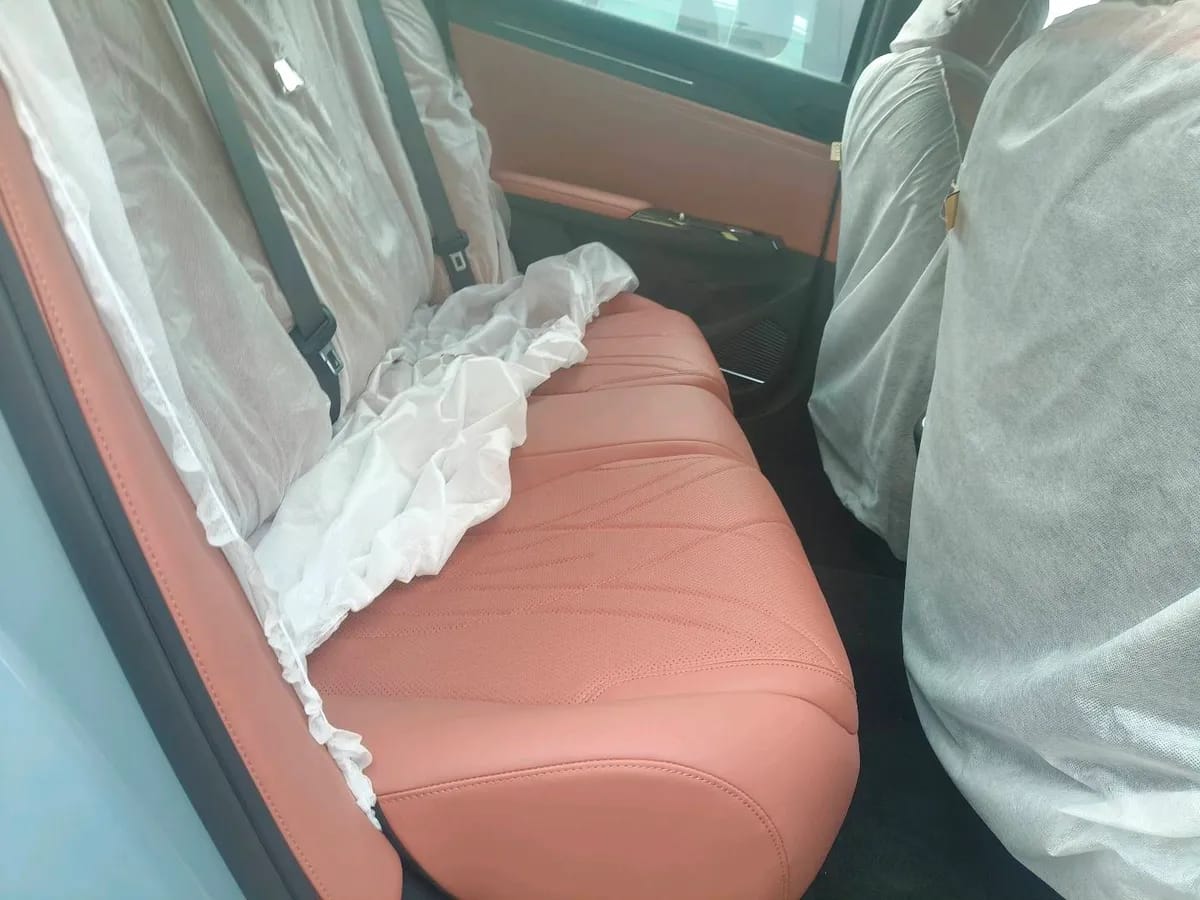 Geely L6 2025 EM-i 140km ��+ 4