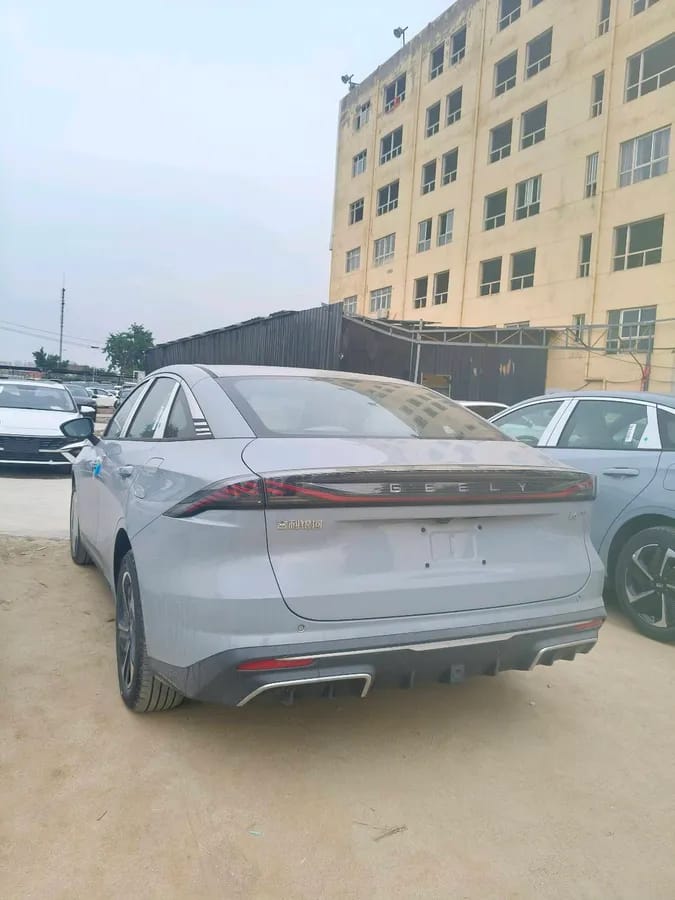 Geely L6 2025 EM-i 140km ��+ 5
