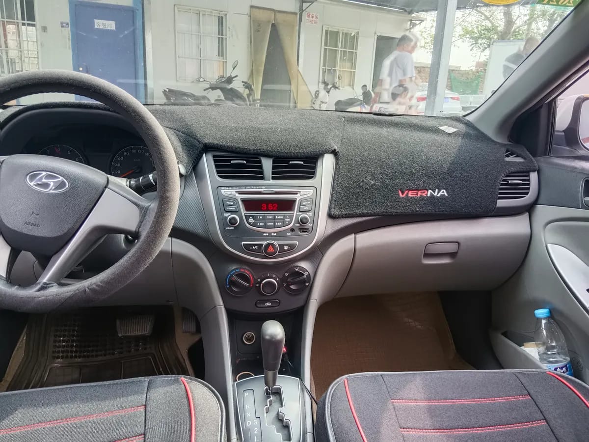 Hyundai 2014 1.4L GLX 8
