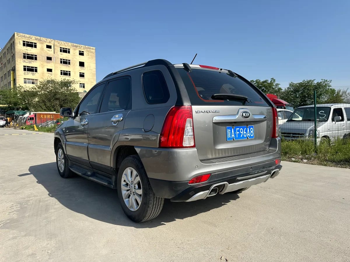 Kia 2013 2.0L GL 9