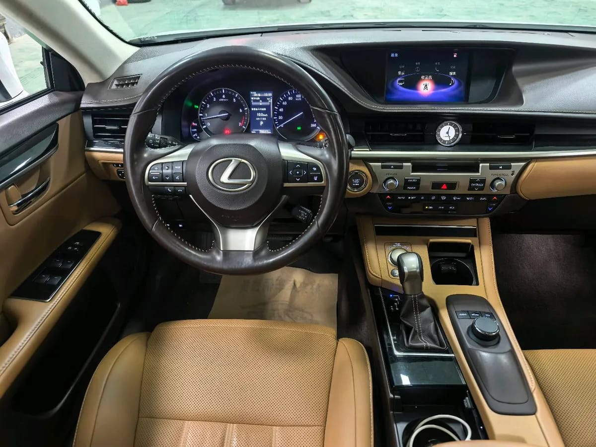 Lexus ES 2015 200 5