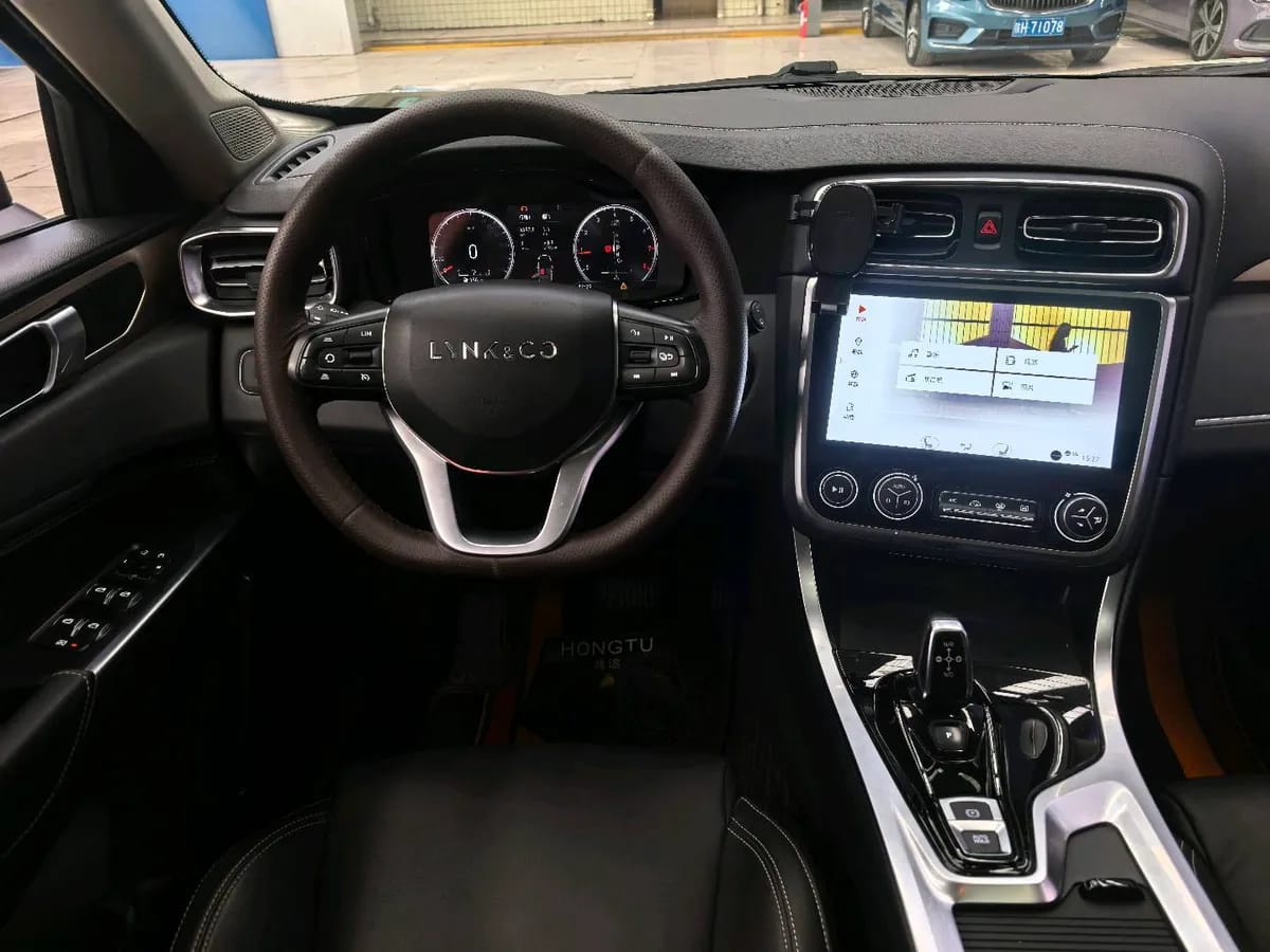 Lynk & Co 01 2019 2.0T VI 6