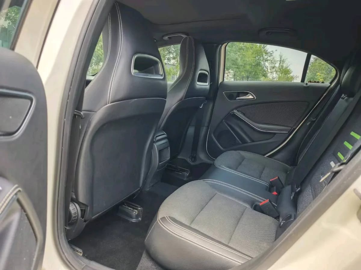 Mercedes-Benz A ( ) 2015 A 180 4