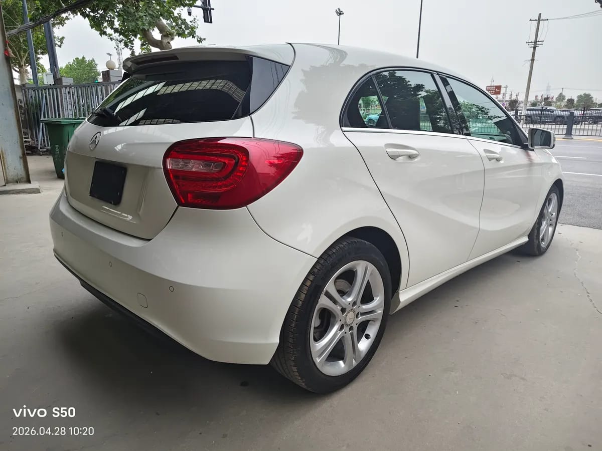 Mercedes-Benz A ( ) 2015 A 180 10