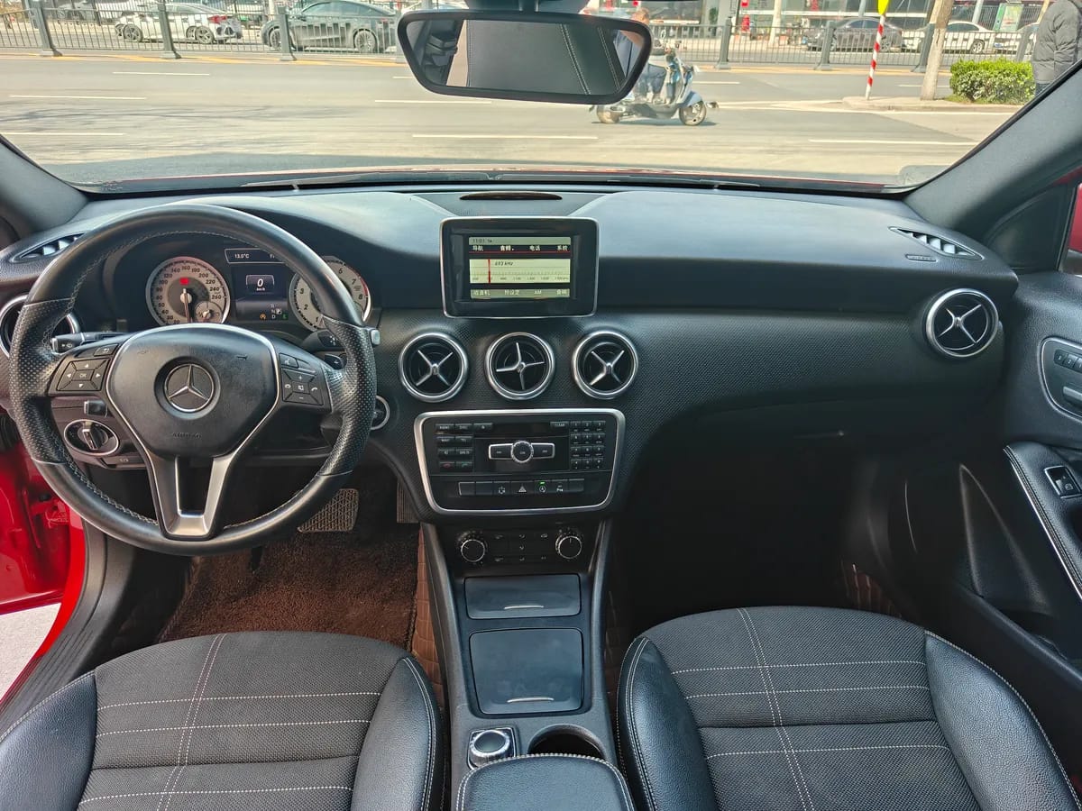 Mercedes-Benz A ( ) 2015 A 200 5