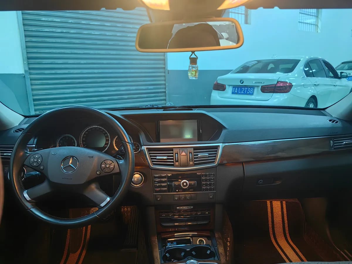 Mercedes-Benz E 2011 E 300 L 8