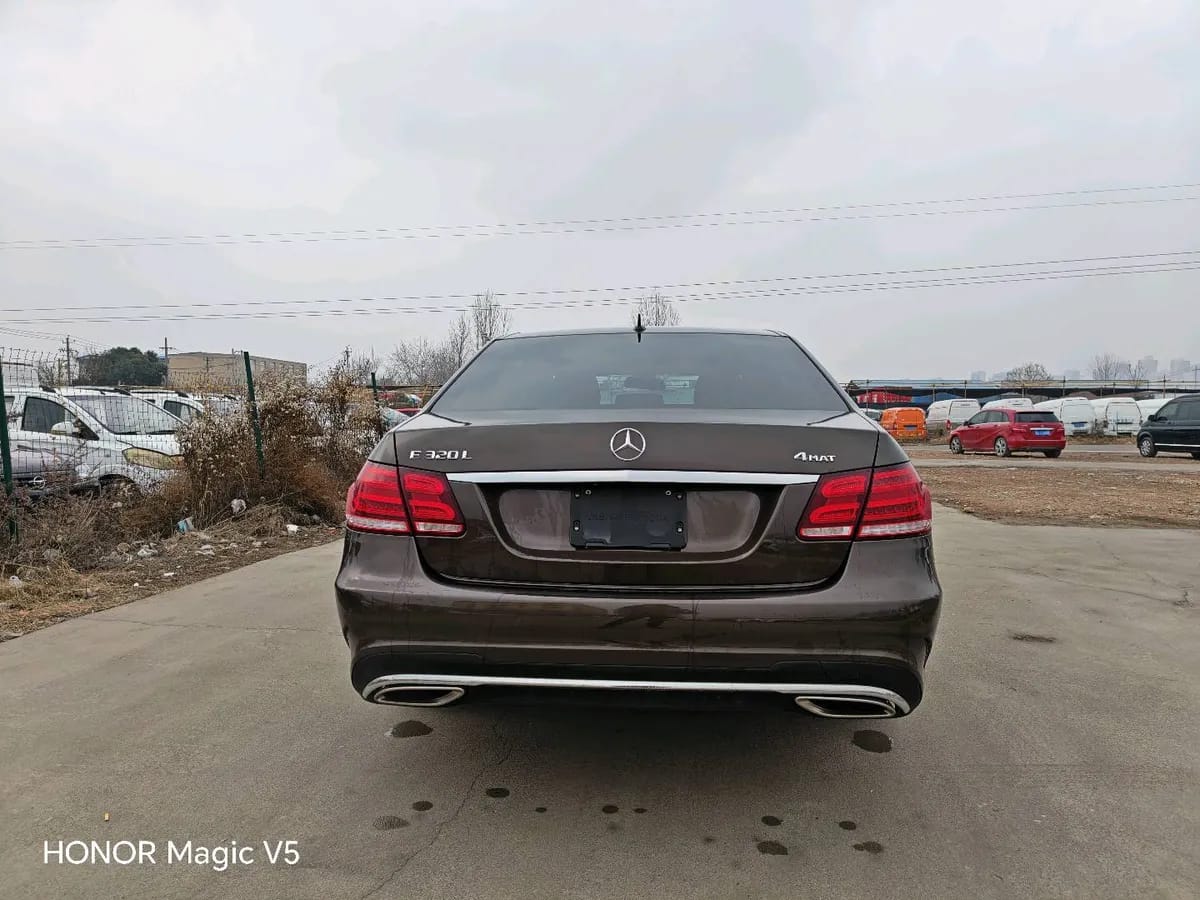 Mercedes-Benz E 2015 E 260 L 8