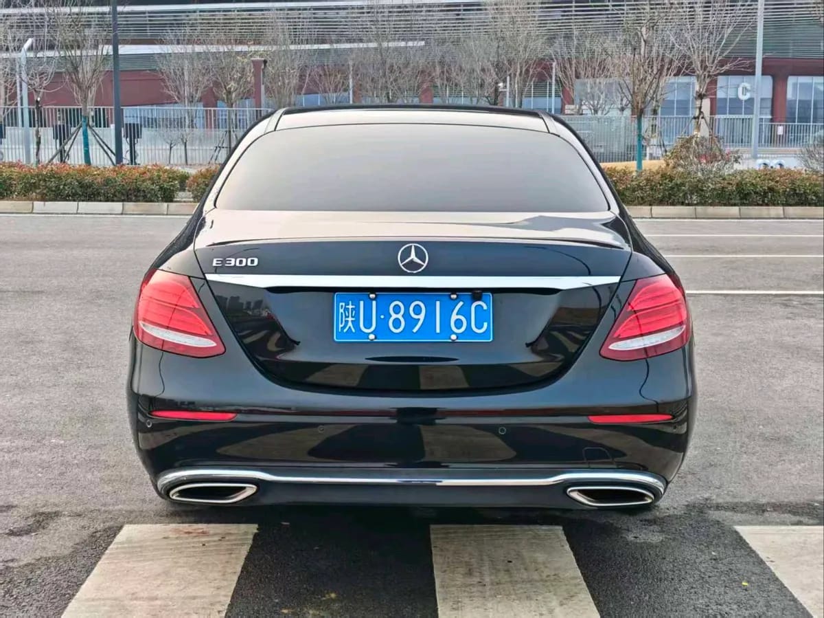 Mercedes-Benz E 2018 E 300 L 7