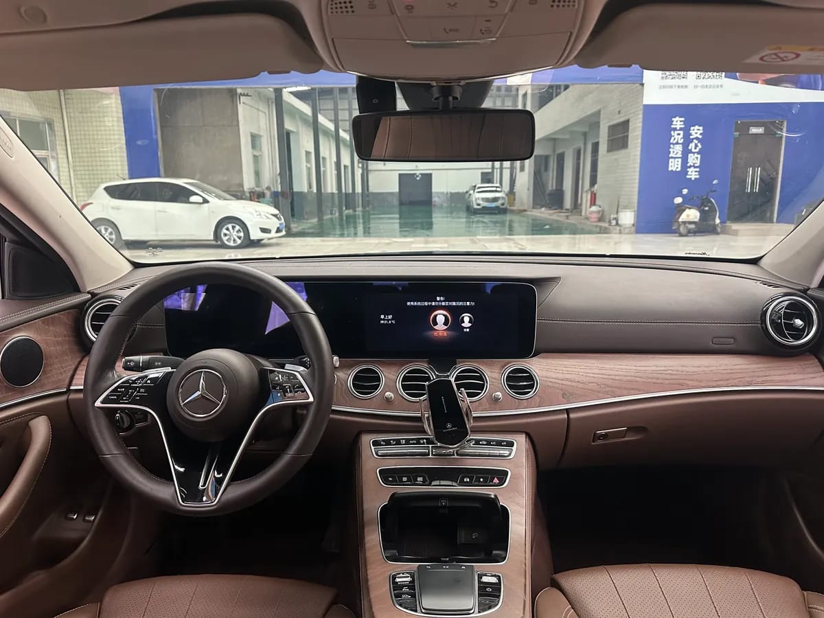 Mercedes-Benz E 2022 E 350 e L 10