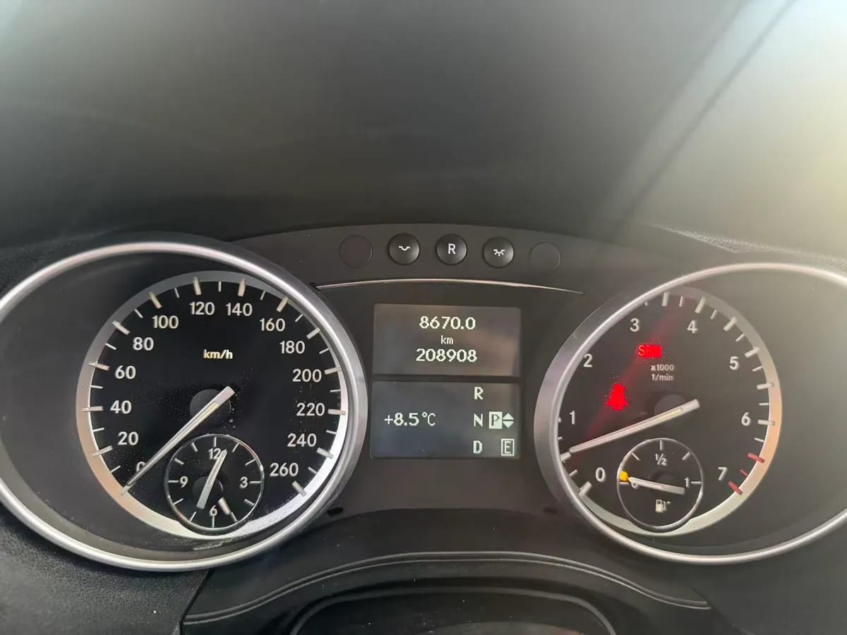 Mercedes-Benz R 2011 R 300 L 8