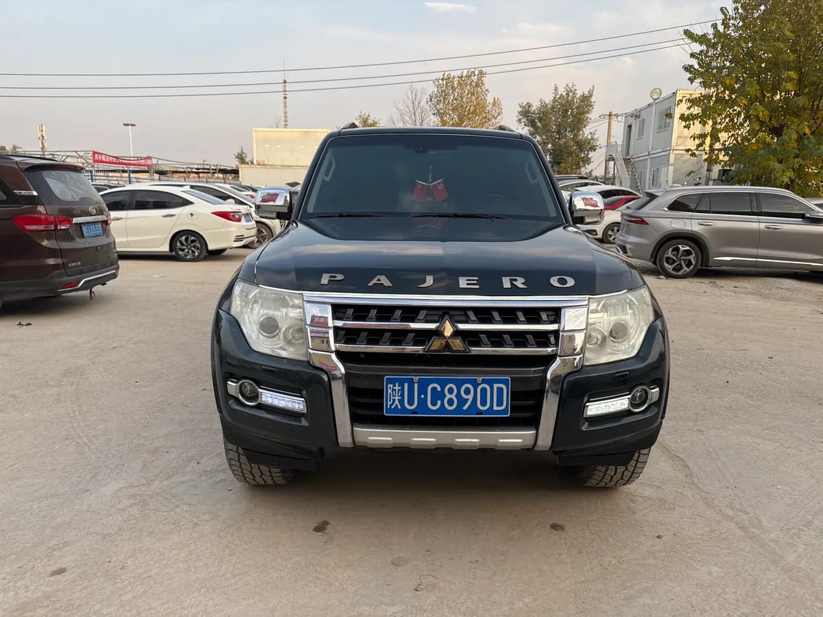 Mitsubishi ( ) 2015 3.0L V 2