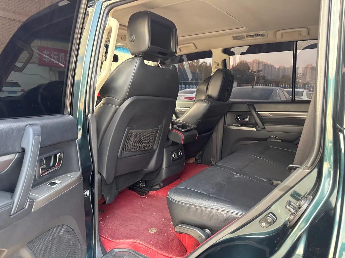 Mitsubishi ( ) 2015 3.0L V 4