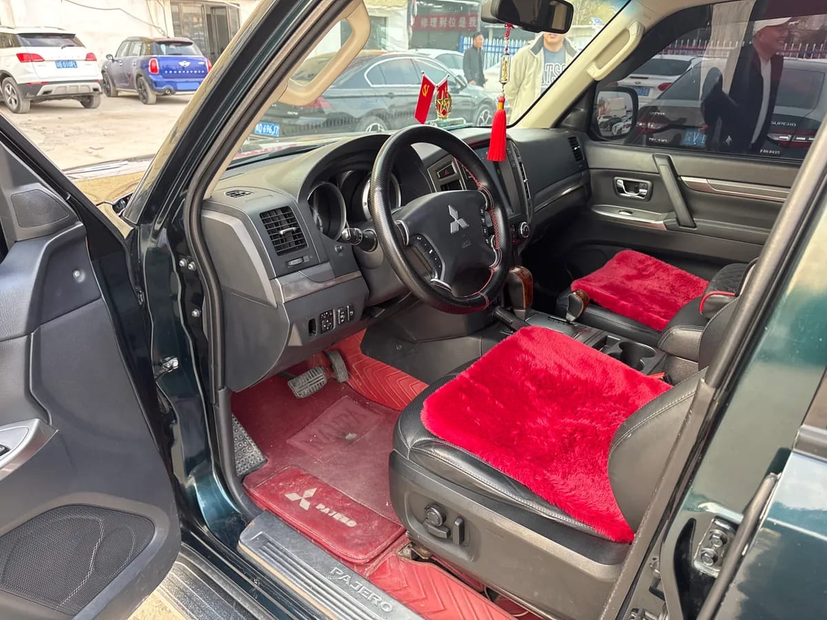 Mitsubishi ( ) 2015 3.0L V 5