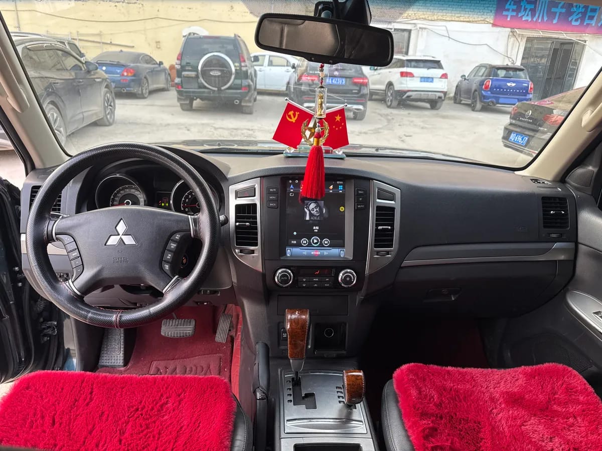 Mitsubishi ( ) 2015 3.0L V 6