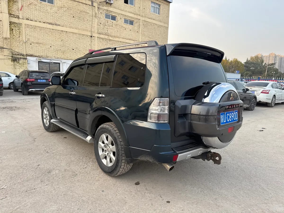 Mitsubishi ( ) 2015 3.0L V 7