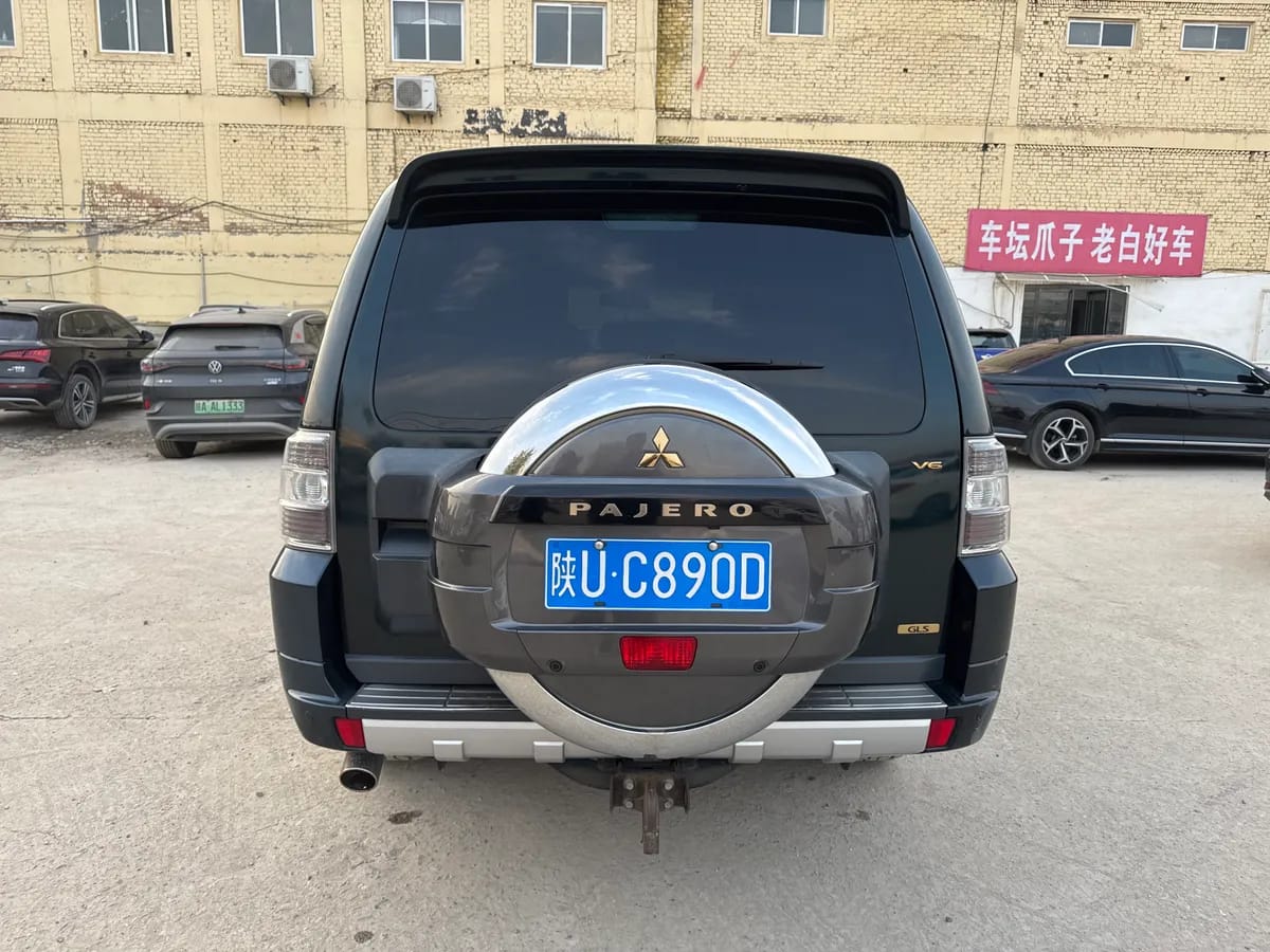Mitsubishi ( ) 2015 3.0L V 8