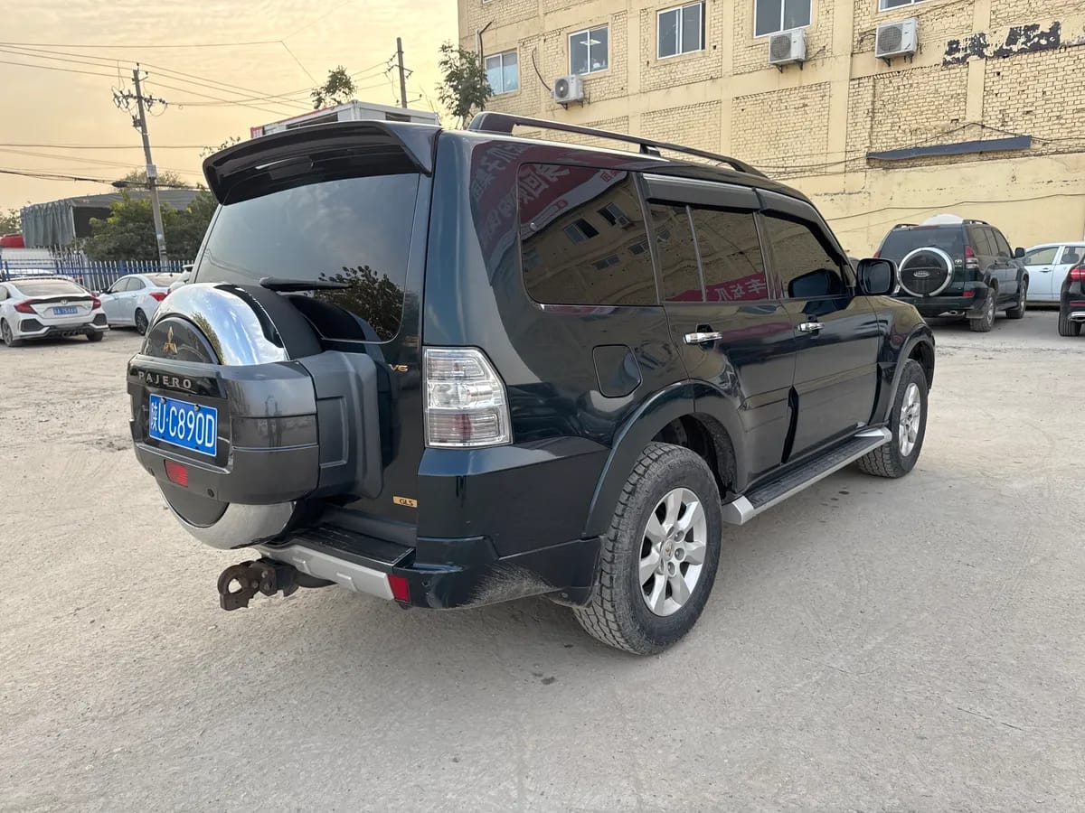 Mitsubishi ( ) 2015 3.0L V 9