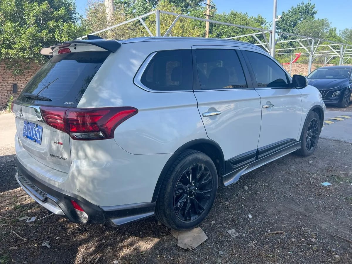 Mitsubishi 2020 2.4L 7 2