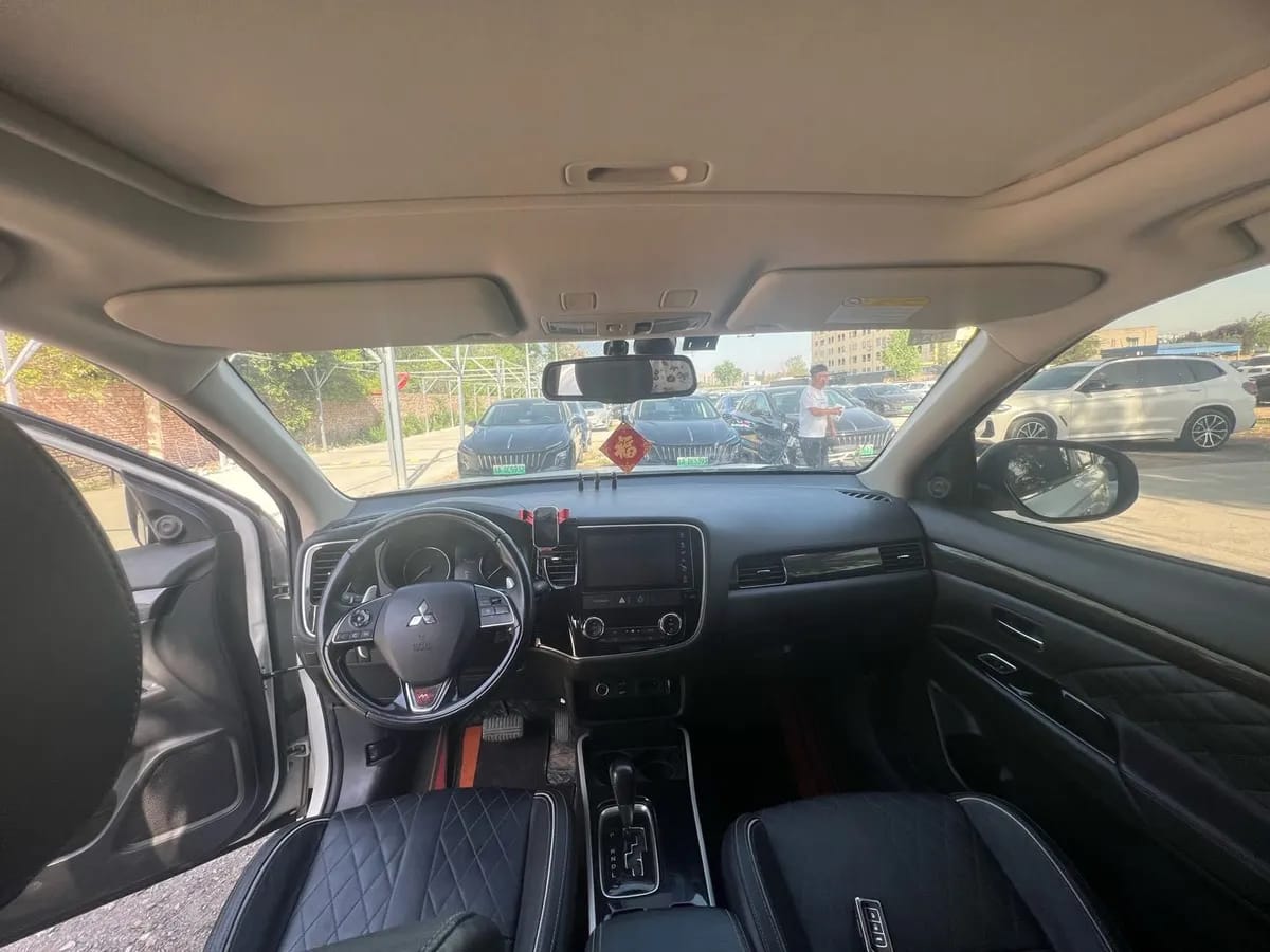 Mitsubishi 2020 2.4L 7 7