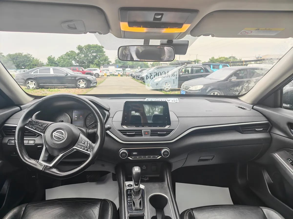 Nissan 2019 2.0L XE 8