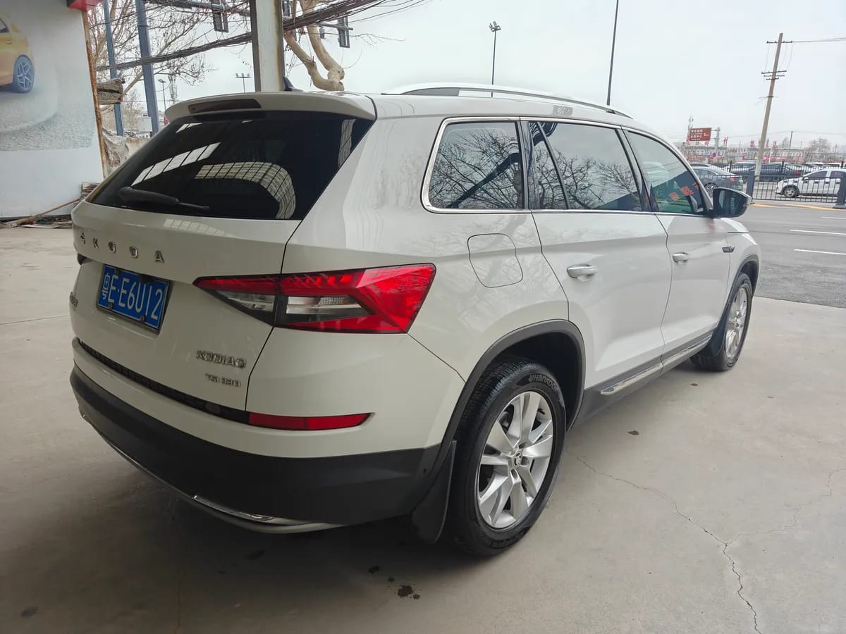 Skoda 2019 TSI330 5 VI 9
