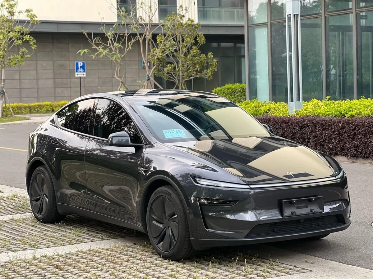Tesla Model Y 2025 2