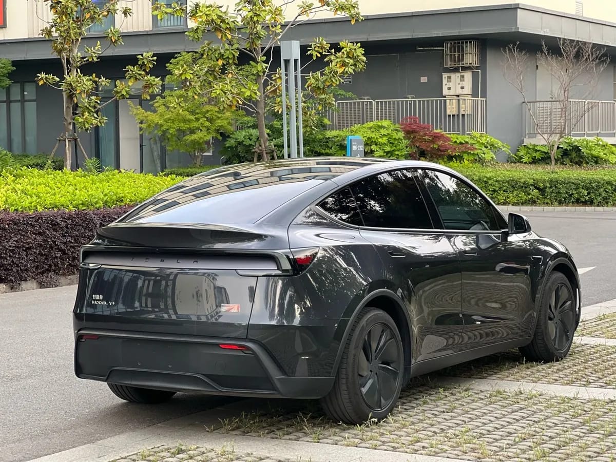 Tesla Model Y 2025 3