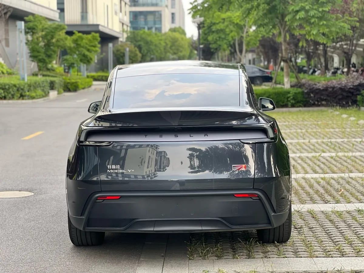 Tesla Model Y 2025 4