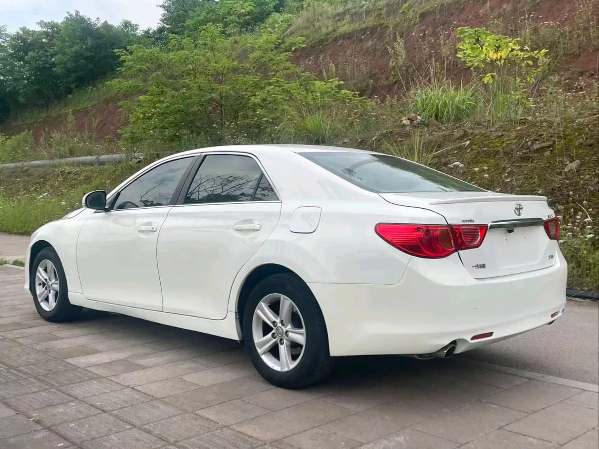 Toyota 2012 2.5V 8