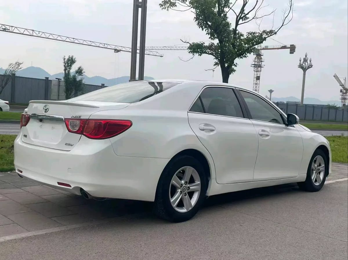 Toyota 2012 2.5V 10