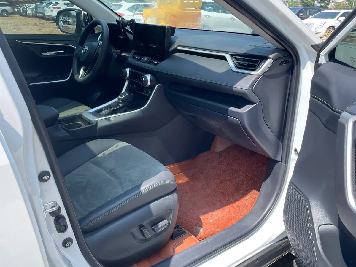Toyota RAV4 2023 2.0L CVT Plus 6